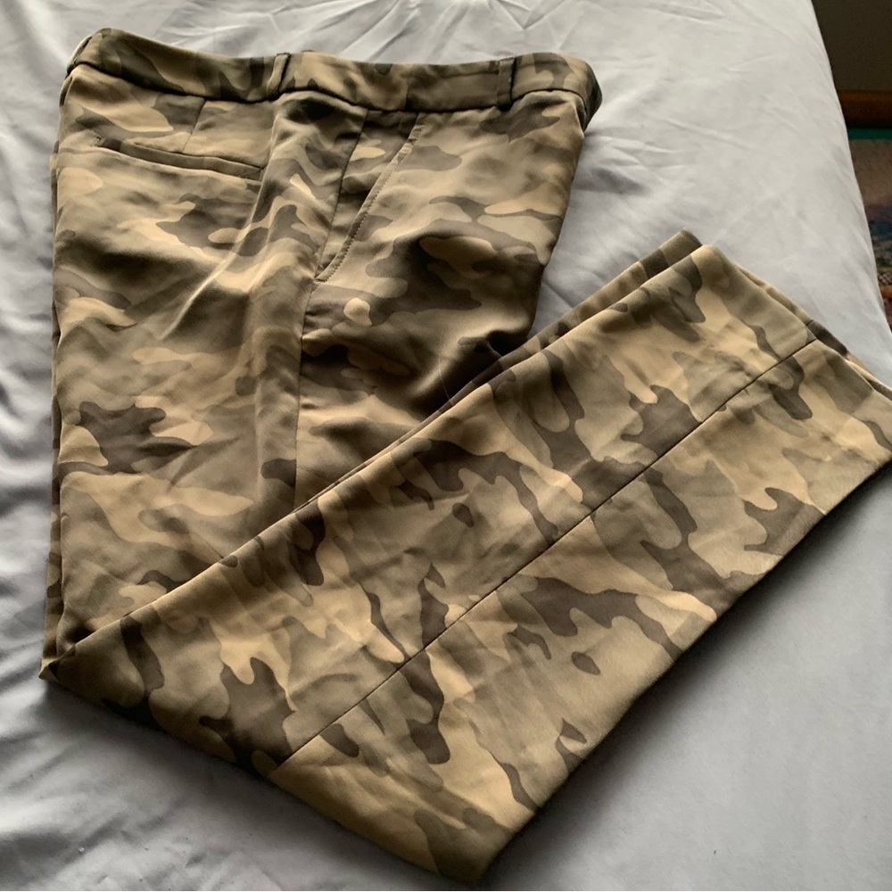 Women’s Camouflage Pants

B2 0226